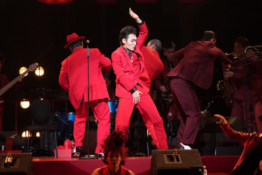 草彅剛が独裁者を演じ、JBを歌い踊る！ ヒトラーをギャングに置き換えた舞台「アルトゥロ・ウイの興隆」上演中