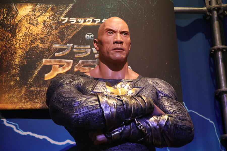 『ブラックアダム』公開記念展示＜DCユニバースの世界＞ “あの玉座”や巨大アトム・スマッシャー 、「バットマン」ホンモノ衣装がズラリ