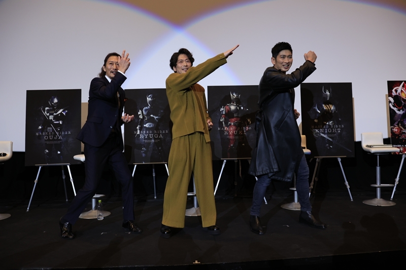 『ギーツ×リバイス』公開記念「仮面ライダー龍騎ナイト」 須賀貴匡、松田悟志、萩野崇が3人同時変身ポーズ披露