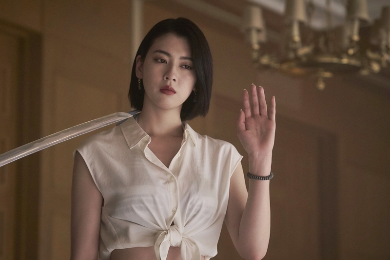 三吉彩花、ワイルドスピードばりの超絶テク＆ド迫力カーチェイス 『今際の国のアリス』シーズン2