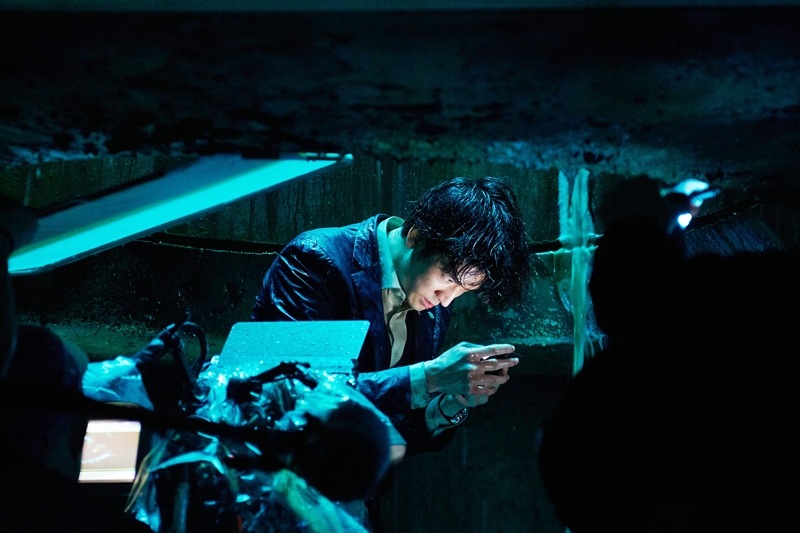 「自分でも見たことが無い中島裕翔に驚いた」主演映画『#マンホール』渾身の一人芝居が垣間見えるメイキング写真
