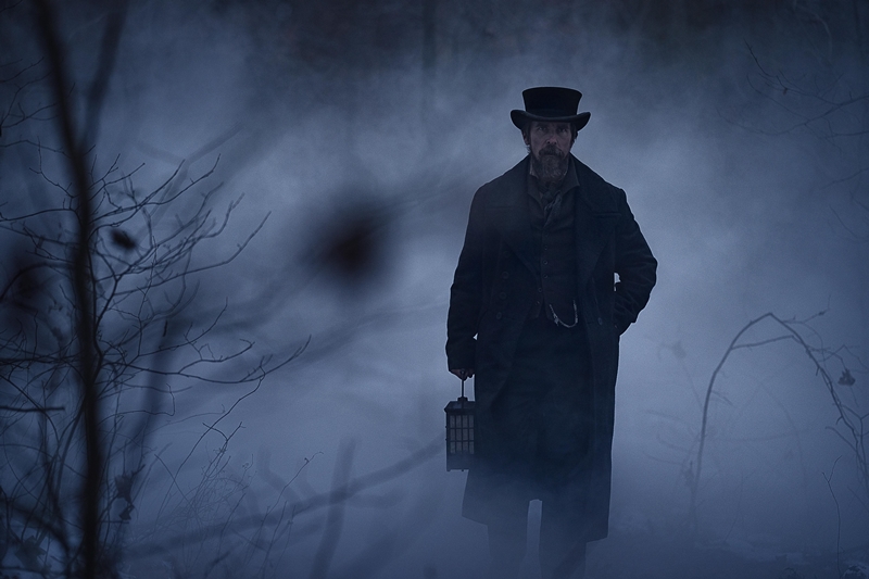 若きエドガー・アラン・ポーが殺人事件の真相に迫る クリスチャン・ベイル主演 Netflix映画『ほの蒼き瞳』製作の舞台裏