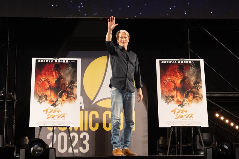 マッツ・ミケルセン「日本のファンがベスト」大阪コミコン2023で投げキッス＆指ハート 『インディ・ジョーンズ』最新作の裏話も