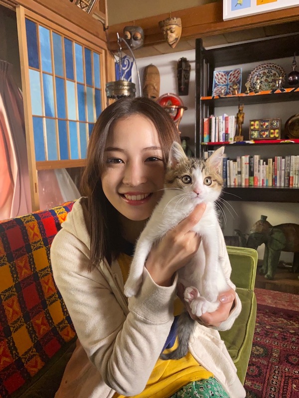 “笑わないOL”広瀬すずも猫の前では上機嫌！？ 『水は海に向かって流れる』超貴重な癒されツーショット解禁