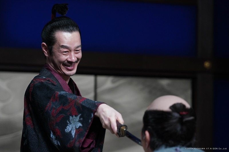 【閲覧要注意】首を斬られた侍、カニ、血飛沫飛ぶ戦 「ハゲが勝手に決めるな！」信長のパワハラ発言も『首』冒頭映像