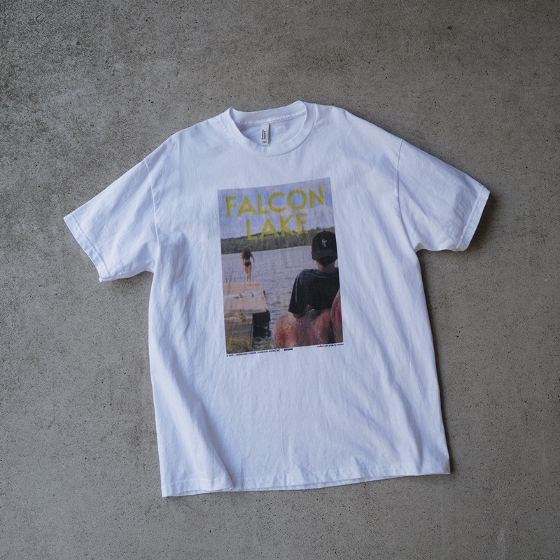 世界中の映画祭を席巻した『ファルコン・レイク』が日本上陸！ コラボTシャツやオリジナルドリンクなど公開記念タイアップ続々決定
