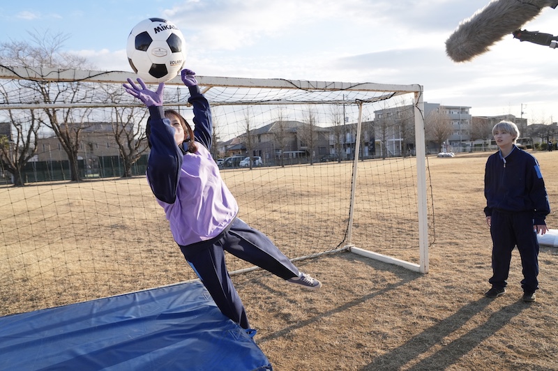 サッカー経験者の白岩瑠姫(JO1)が久間田琳加にキーパー指導『夜きみ』“恋する”本編シーン公開