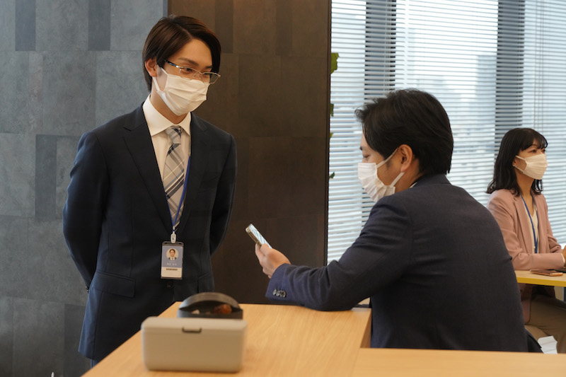 藤原丈一郎の緊張をほぐすため、先輩・二宮和也の粋な計らい！？休憩時間をのぞき見『アナログ』メイキング映像