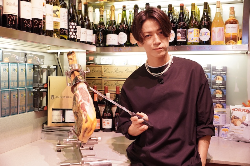 「生ハム食べる？」亀梨和也が初スペインを満喫！趣味のカメラで撮影した“ベストバルセロナフォト”は？『怪物の木こり』特別映像