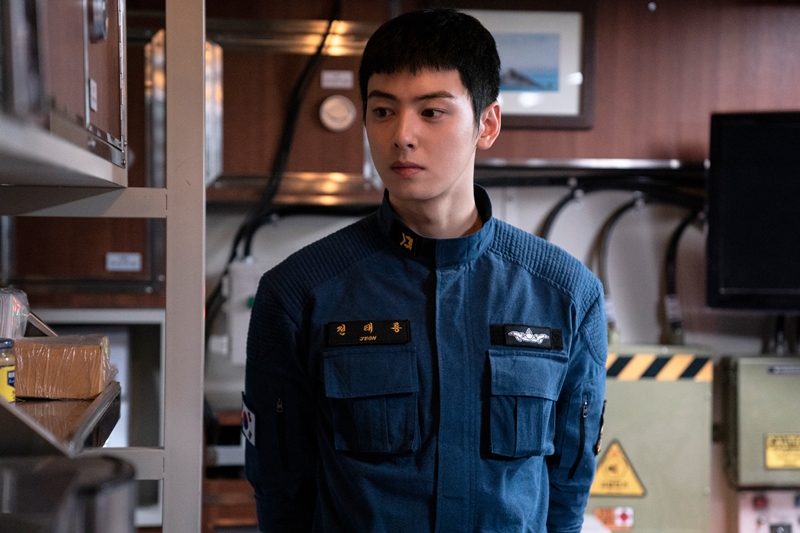 “顔面国宝”ことASTRO・チャウヌ、短髪・黒髪に「5歳の頃の自分みたい」難役にチャレンジした『デシベル』コメント＆撮影オフショット解禁！