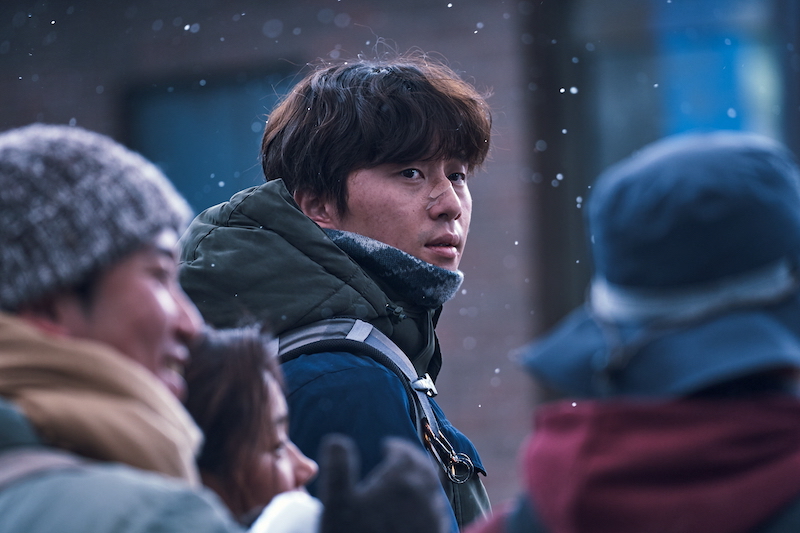 パク・ソジュン、“防犯隊長に任命”され葛藤しながらも闘うミンソンを熱演『コンクリート・ユートピア』場面写真