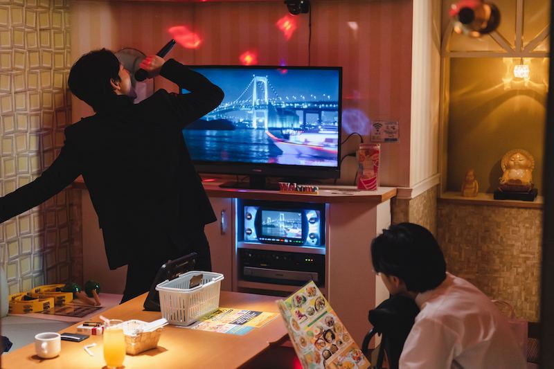 動員36万人突破の大ヒット！「追いカラ」「再入店」現象も『カラオケ行こ！』入場者プレゼント第3弾“よろぴくステッカー”配布決定
