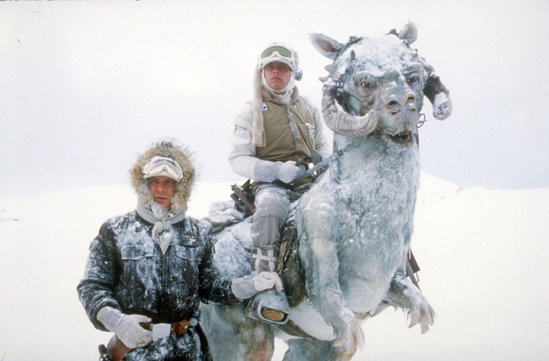 ホスの戦いやレイvsカイロ・レンの戦闘シーンなど、“雪”が彩る名シーンが登場する『スター・ウォーズ』作品を紹介