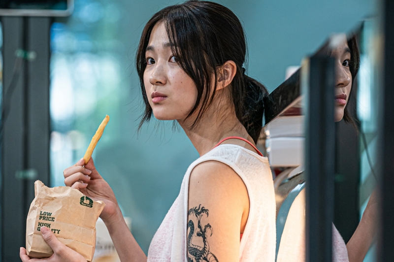 邦題インパクト大賞『ブルドーザー少女』はどんな映画？ブチギレ不良ギャルを襲うトラブルは大人への通過儀礼か腐敗社会の洗礼か