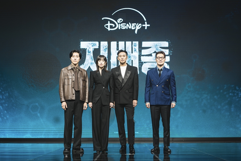 「丸裸になったようで恥ずかしかった」チュ・ジフン 韓国ドラマ『支配種』で見せたボディスーツ・アクションを振り返る ハンヒョジュとの絆を感じさせるエピソードも