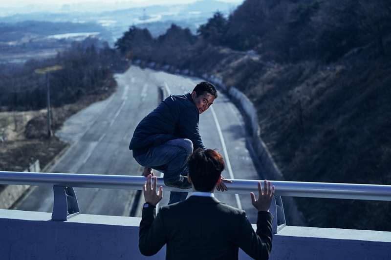 韓国映画史に濃厚インパクト刻む「近距離アクション」に刮目せよ！巨匠パク・フンジョン×キム・ソンホ『貴公子』の“ド迫力”場面写真を公開前にチェック!!