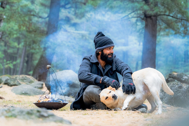 孤独な男は、やんちゃでイタズラ好きなラブラドール犬と出会い相棒になった！『チャーリー』本編シーン