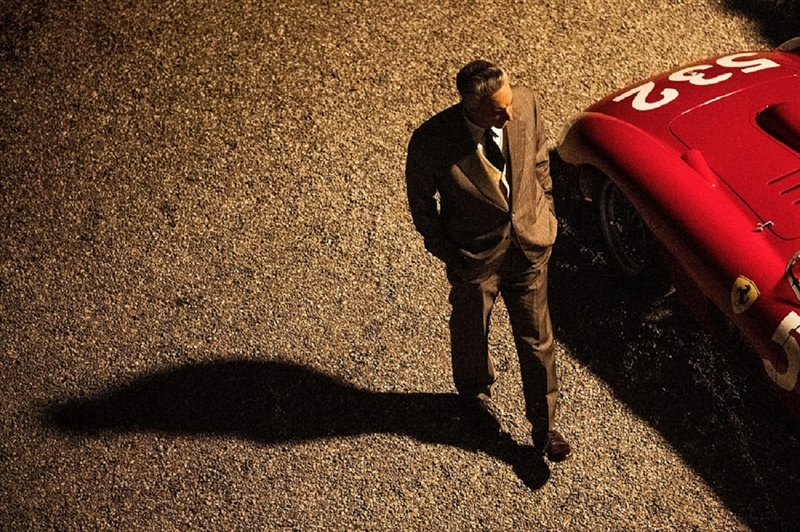 オスカー受賞の撮影監督メッサーシュミットが語る！マイケル・マン×アダム・ドライバー最新作『フェラーリ』撮影秘話＆メイキング写真