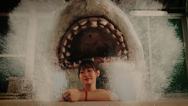 サメ映画好きがニヤリとするパニック演出も？『温泉シャーク』は名作オマージュや“日本らしさ”が詰め込まれたクセ強サメ映画