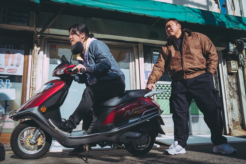 マ・ドンソクが片手で原付バイクを制止！鉄格子を素手で破壊!?『犯罪都市 PUNISHMENT』から新場面写真一挙解禁