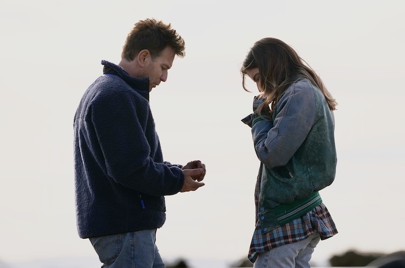 伝説の青春映画「トレインスポッティング」のオマージュシーンが解禁！ユアン・マクレガー親子共演作『ブリーディング・ラブ はじまりの旅』