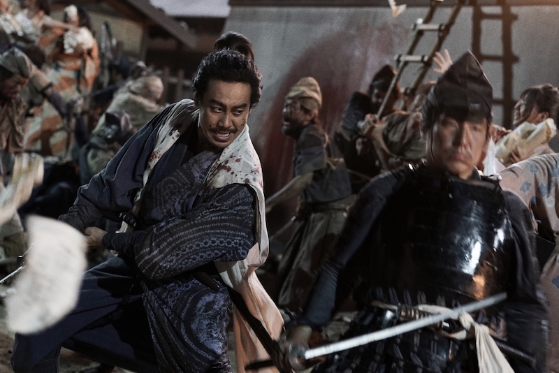“この男から戦国時代は始まった” 只者ならぬ風格で大胆不敵な笑みを浮かべる『室町無頼』キャラクタービジュアル