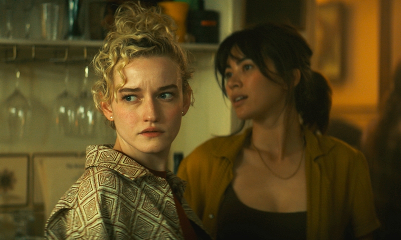 胸糞セクハラ・スリラー映画の新たな傑作『ロイヤルホテル』は何が“怖い”のか？女性旅行者の心身を蝕む盛り場の狂乱と腐敗の根源