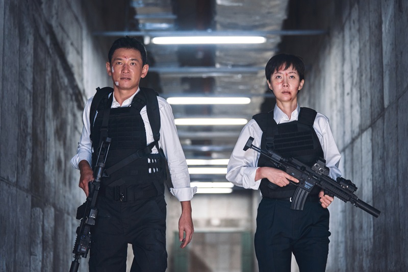 【Netflix世界ランキング】ひ弱なはずの旦那が元特殊工作員!? 刑事の妻と共に闘う夫婦アクション『クロス・ミッション』：映画 Netflixおすすめ