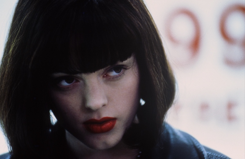 「子ネコちゃん？」90年代“インディ映画の女王”パーカー・ポージー登場！『ドゥーム・ジェネレーション』本編映像