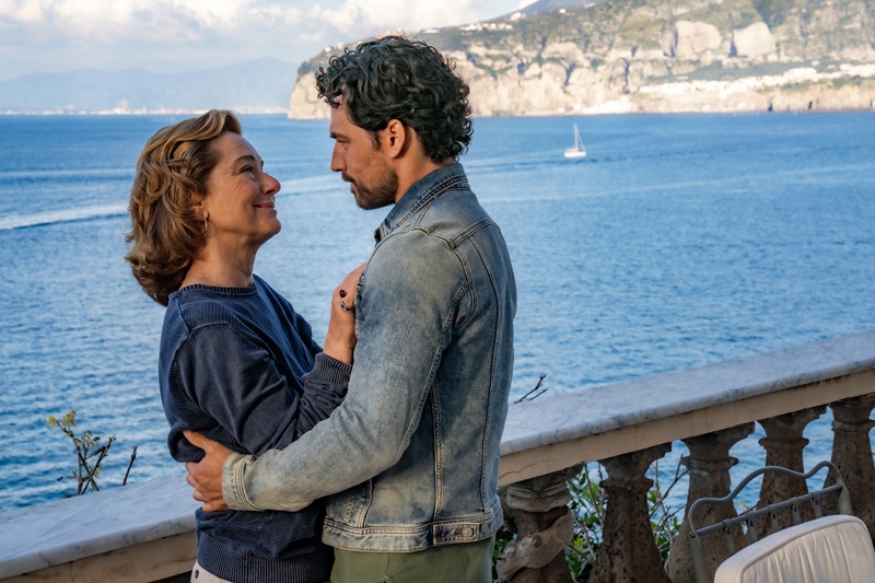 【Netflix世界ランキング】年下の男と恋に落ちた60歳の女性、男の真意は？イタリア発『惑い』：TV番組 Netflixおすすめ