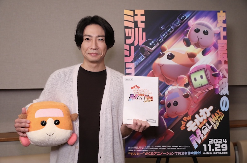メニメニアイズカンパニーCEO(相葉雅紀)が“AIモルカー”の誕生を告げる『PUI PUI モルカー ザ・ムービー MOLMAX』予告編