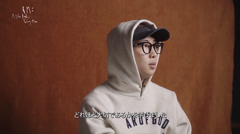 「僕は一か所にとどまる人間ではない」本編内未公開のRM(BTS)インタビュー映像『RM: Right People, Wrong Place』