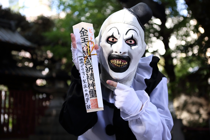 なぜ？「最恐の“18禁”殺人鬼」が日本の神社に出没！『テリファー 聖夜の悪夢』ヒット祈願“お参り”レポート