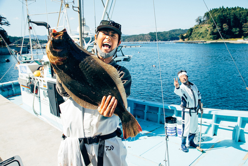 神物件にお試し移住！菅田将暉、極上の笑顔で“釣りざんまい”『サンセット・サンライズ』メイキングショット