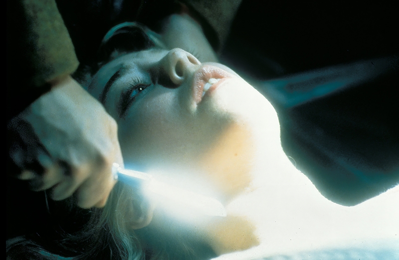夜中の遺体安置所が怖すぎる「ビデオ廃盤の伝説的ホラー」ついに劇場公開！『モルグ 屍体消失』